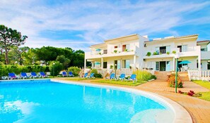 Huvila | Uima-allas | Sisäuima-allas, ulkouima-allas