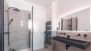 Haartrockner, Handtücher, Seife, Toilettenpapier