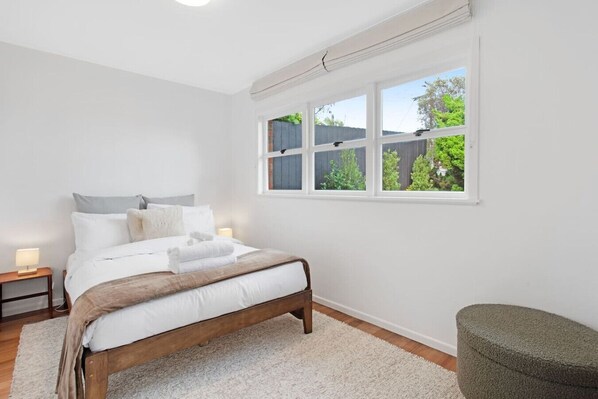 2 habitaciones, escritorio, tabla de planchar con plancha y wifi gratis 