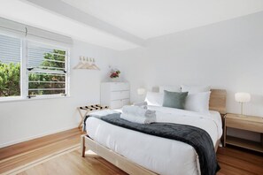 2 bedrooms, desk, iron/ironing board, free WiFi - Harbour View Haven near Takapuna with Air-Con (Auckland North Shore)