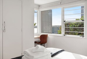 2 habitaciones, escritorio, tabla de planchar con plancha y wifi gratis 