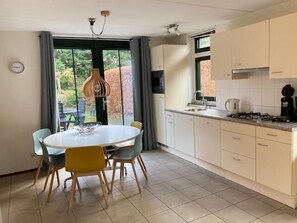 Fridge, microwave, dishwasher - Holiday home with 3 bedrooms and spacious garden (Schoorl)