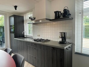 Kjøleskap, mikrobølgeovn, oppvaskmaskin og kaffetrakter/tekoker