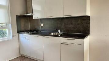 Fridge, dishwasher, coffee/tea maker