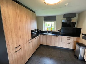 Réfrigérateur, micro-ondes, plaque de cuisson, lave-vaisselle