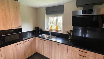 Frigorifero, microonde, piano cottura, lavastoviglie