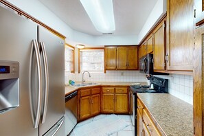 冷蔵庫、電子レンジ、オーブン、コンロ