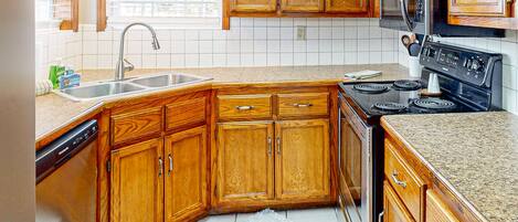 Kjøleskap, mikrobølgeovn, ovn og kokeplater