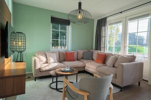 Living area - Water villa MIVA 6 people equipped with sauna and Sunshower (inside) and jacuzzi and Kamado BBQ (garden) (Medemblik)