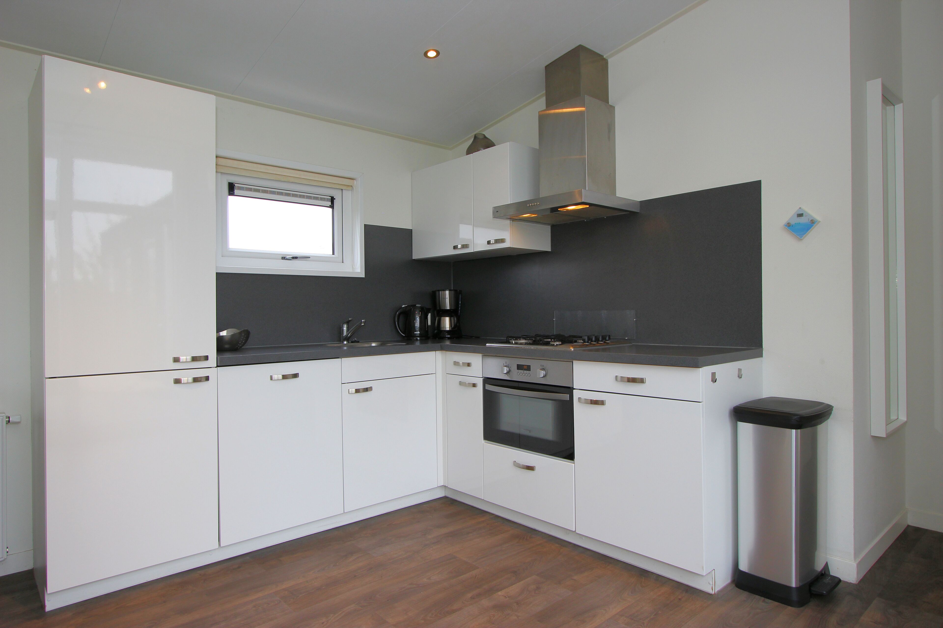 Een koelkast, een magnetron, een kookplaat