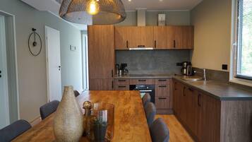 Refrigerador, microondas, placa de cocina, lavavajillas