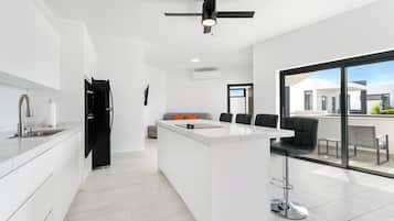 Suite Deluxe, patio, vista parcial al mar | Cocina privada | Refrigerador con congelador, microondas y parrilla de estufa
