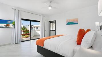 Suite Deluxe, patio, vista parcial al mar | Caja de seguridad en la habitación y cortinas blackout