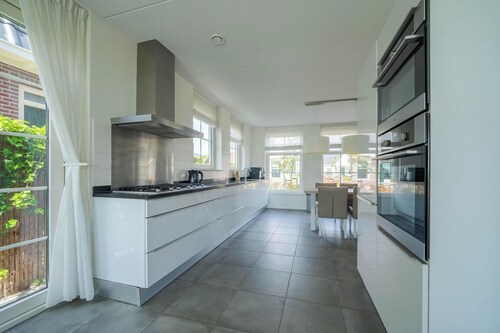 Modern bungalow with 6 bedrooms and terrace