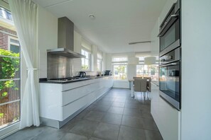 Réfrigérateur, micro-ondes, lave-vaisselle, cafetière/bouilloire