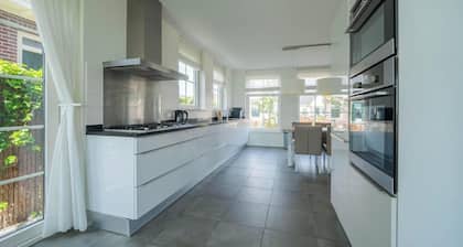 Modern bungalow with 6 bedrooms and terrace