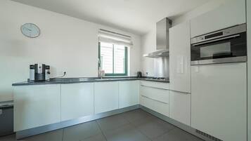 Een koelkast, een magnetron, een vaatwasser