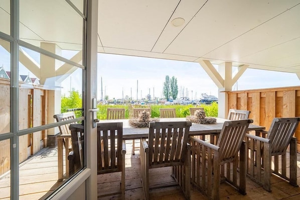 Outdoor dining - Appartment with 5 bedrooms, 2 bathrooms and a terrace (Uitdam)