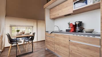 Fridge, stovetop, coffee/tea maker