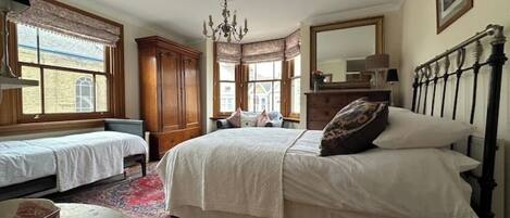 5 bedrooms, iron/ironing board, WiFi, bed sheets