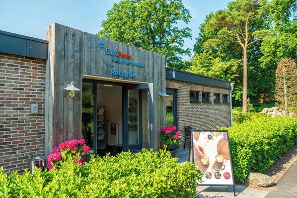 Exterior - L-Pavilion 6 (IJhorst)