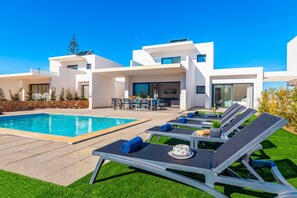 Villa | Zwembad | Een binnenzwembad en een buitenzwembad