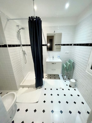 Douche, bidet, serviettes fournies