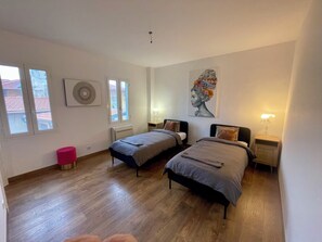 3 bedrooms, iron/ironing board, WiFi, bed sheets