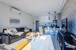 Apartment, 1 Schlafzimmer, Poolzugang, Meerblick | Wohnzimmer