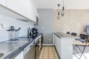 Apartment, 1 Bedroom, Pool Access, Sea View | Private kitchen | Microwave, oven, dishwasher, coffee/tea maker - Solmonte (Portimão)
