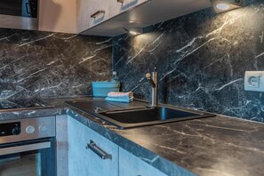 Fridge, microwave, stovetop, dishwasher