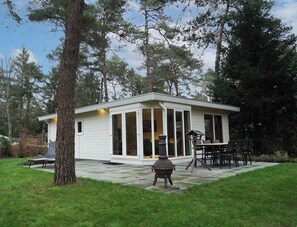 Exterior - 6 pers. chalet with 3 bedrooms and terrace with hot tub (Beekbergen)