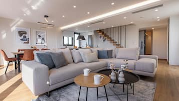 Apartment, 3 Schlafzimmer, Balkon, Bergblick | Wohnzimmer