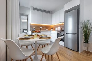 Apartment, 1 Bedroom, Balcony, Mountain View | Dining room