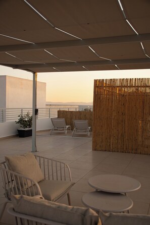 Apartment, 1 Bedroom, Balcony, Mountain View | Living room