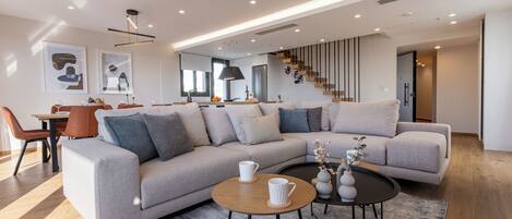 Apartment, 3 Bedrooms, Balcony, Mountain View | Living room