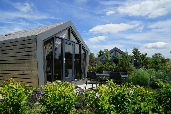 Outdoor dining - 2-bedroom chalet with terrace (Nijkerk)