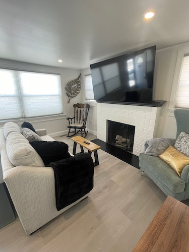 Charming 2-bedroom house with WiFi, AC in enjoyable Lancaster