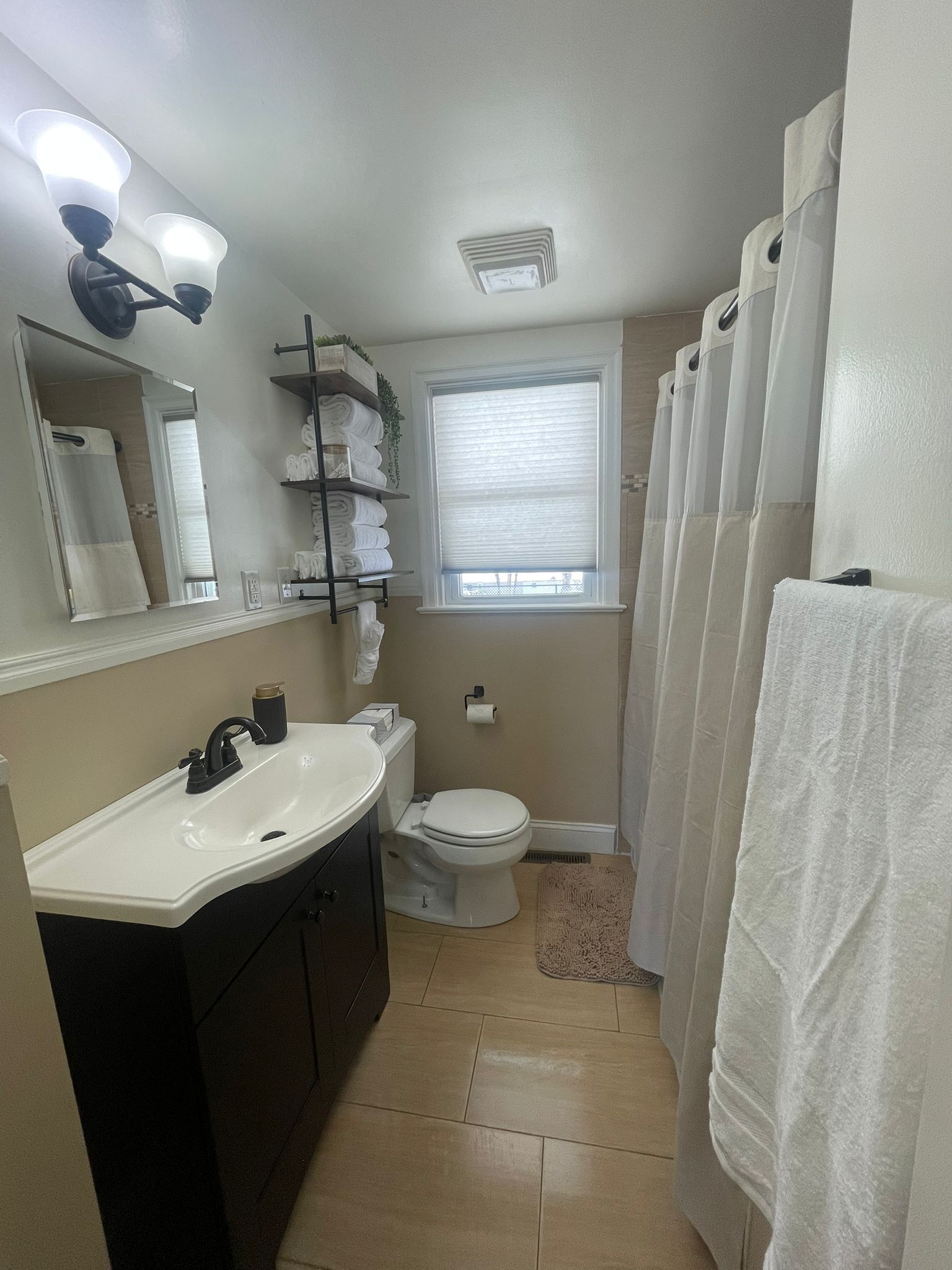 Haartrockner, Handtücher, Seife, Toilettenpapier