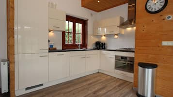 Jääkaappi, astianpesukone, kahvin-/teenkeitin