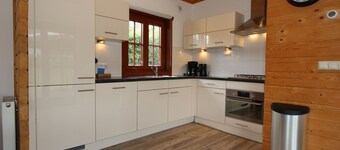 Chalet met open keuken met vaatwasser