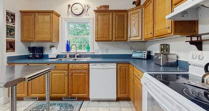 Tranquil Dog- Friendly Riverfront Home with Fill Kitchen and WIFI