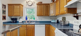 Tranquil Dog- Friendly Riverfront Home with Fill Kitchen and WIFI