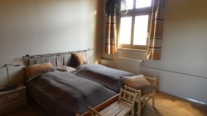 4 bedrooms, desk, iron/ironing board, travel cot - Le Chaumont is a comfortable family home in a secluded natural setting. (Theux)