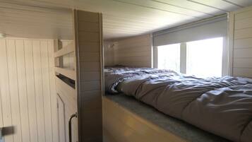 3 bedrooms, desk, iron/ironing board, travel crib