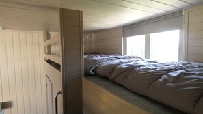 3 soverom, skrivebord, strykejern/-brett og reiseseng for barn