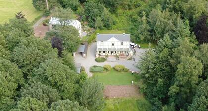Le Chaumont est une maison familiale tout confort isolée en pleine nature.