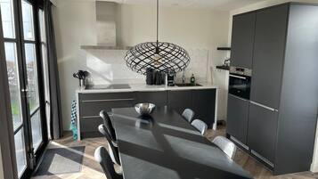 Kühlschrank, Mikrowelle, Herdplatte, Geschirrspüler