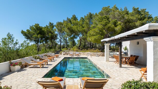 A pool area with lounge chairs and a pergola, surrounded by trees. - CASA AMAPOLA (Sant Josep de Sa Talaia / San Jose)