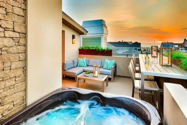 3 bedrooms - 3 BR Roof Deck Ocean Views Hot Tub Beach Block (Newport Beach)